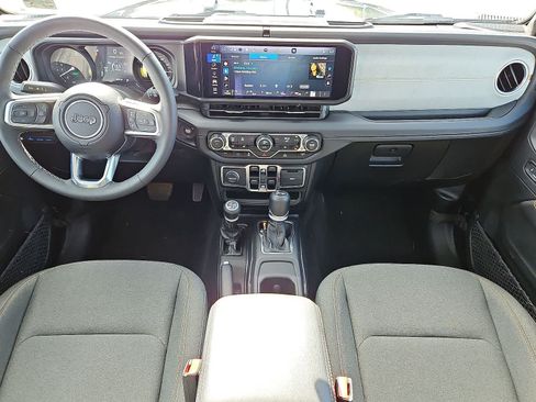 Used 2025 Jeep Wrangler Unlimited Sahara AWD/4WD image 25