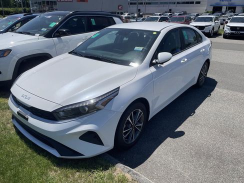 Used 2023 Kia Forte LXS FWD image 3
