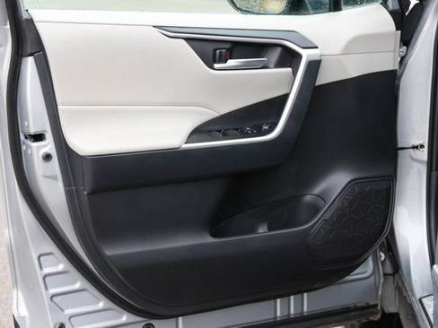Used 2025 Toyota RAV4 XLE FWD image 10
