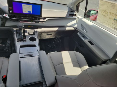 New 2026 Toyota Sienna XLE FWD image 15