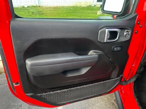 Used 2025 Jeep Wrangler Rubicon w/ Convenience Group AWD/4WD image 7