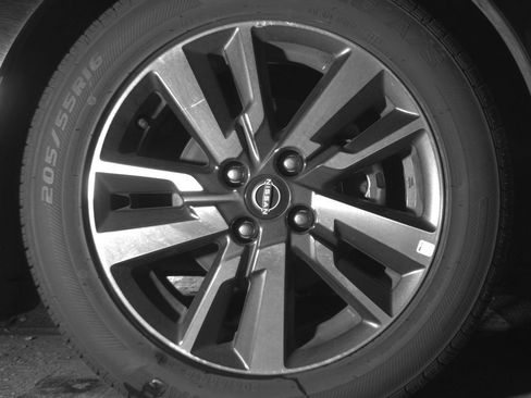 Used 2025 Nissan Versa SV w/ Trunk Package FWD image 10