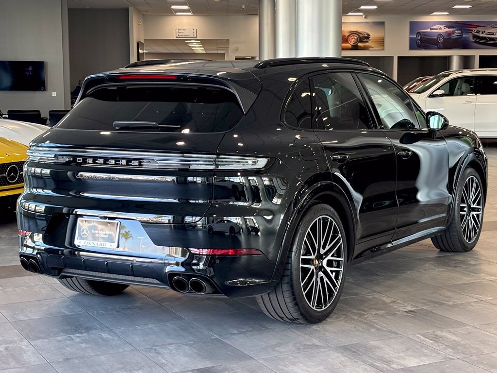 Used 2025 Porsche Cayenne GTS AWD/4WD image 3