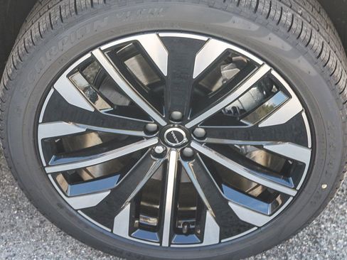 New 2026 Volvo XC90 T8 Plus w/ Protection Package Premier AWD/4WD image 12