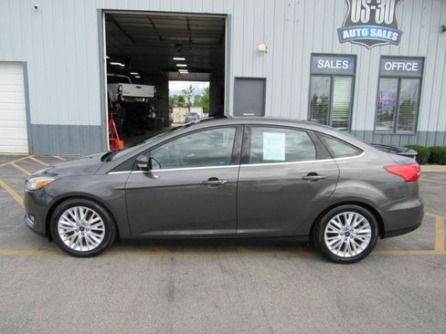 Used 2017 Ford Focus Titanium FWD image 3