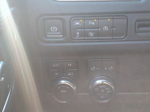 Used 2024 GMC Yukon SLT w/ SLT Luxury Package image 16