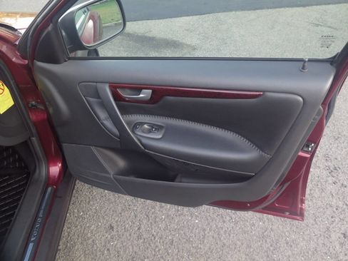 Used 2004 Volvo V70 image 21