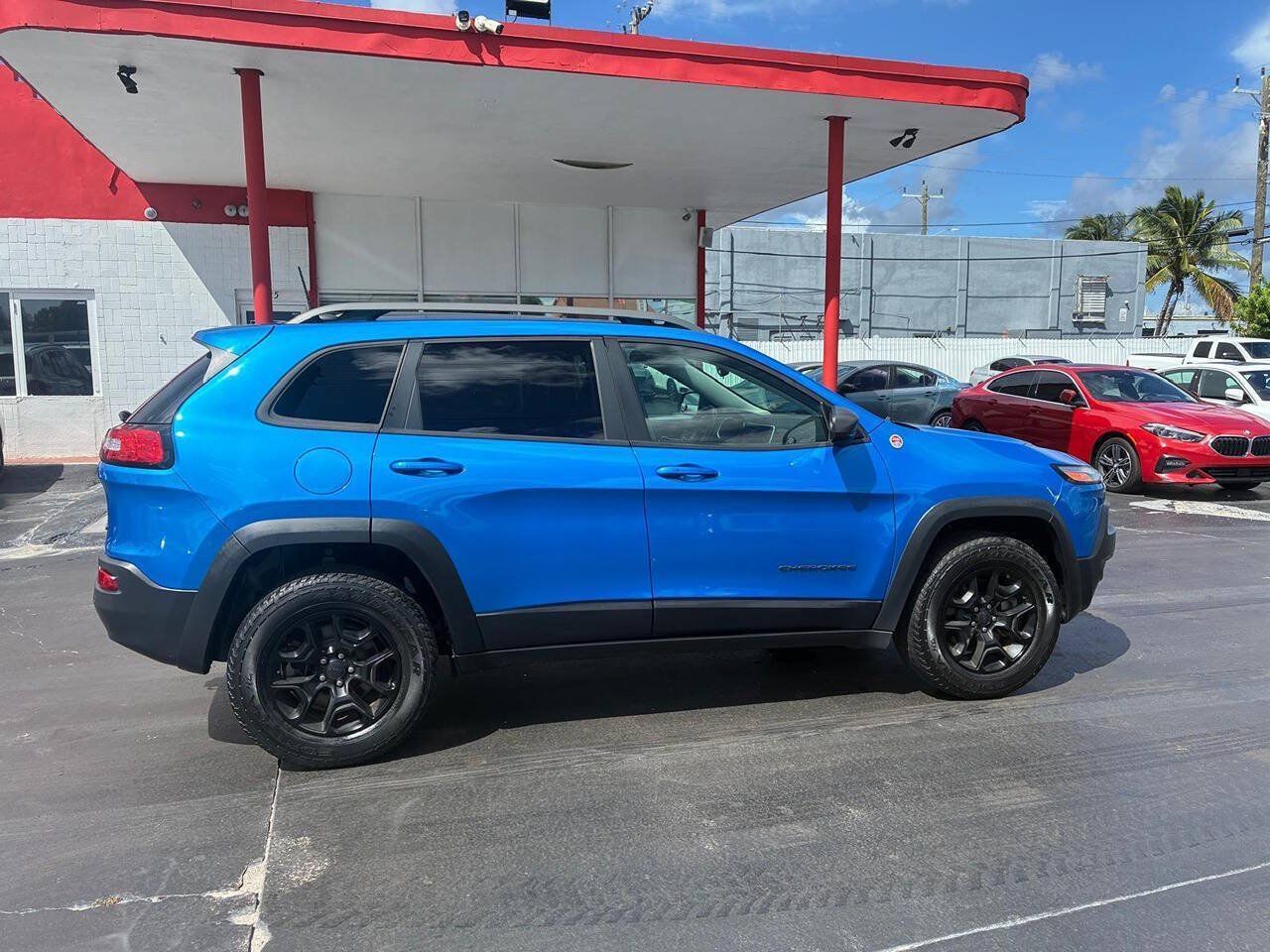 Used 2018 Jeep Cherokee Trailhawk AWD/4WD image 6