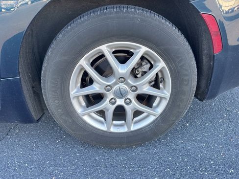 Used 2024 Chrysler Pacifica Touring-L image 12