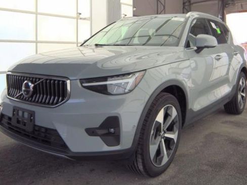 Used 2025 Volvo XC40 B5 Plus AWD/4WD image 1