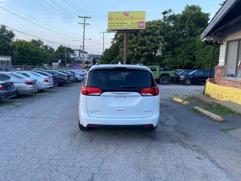 Used 2018 Chrysler Pacifica Limited w/ Tire & Wheel Group FWD image 4