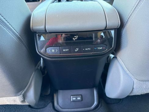 Used 2024 Toyota Highlander LE AWD/4WD image 14
