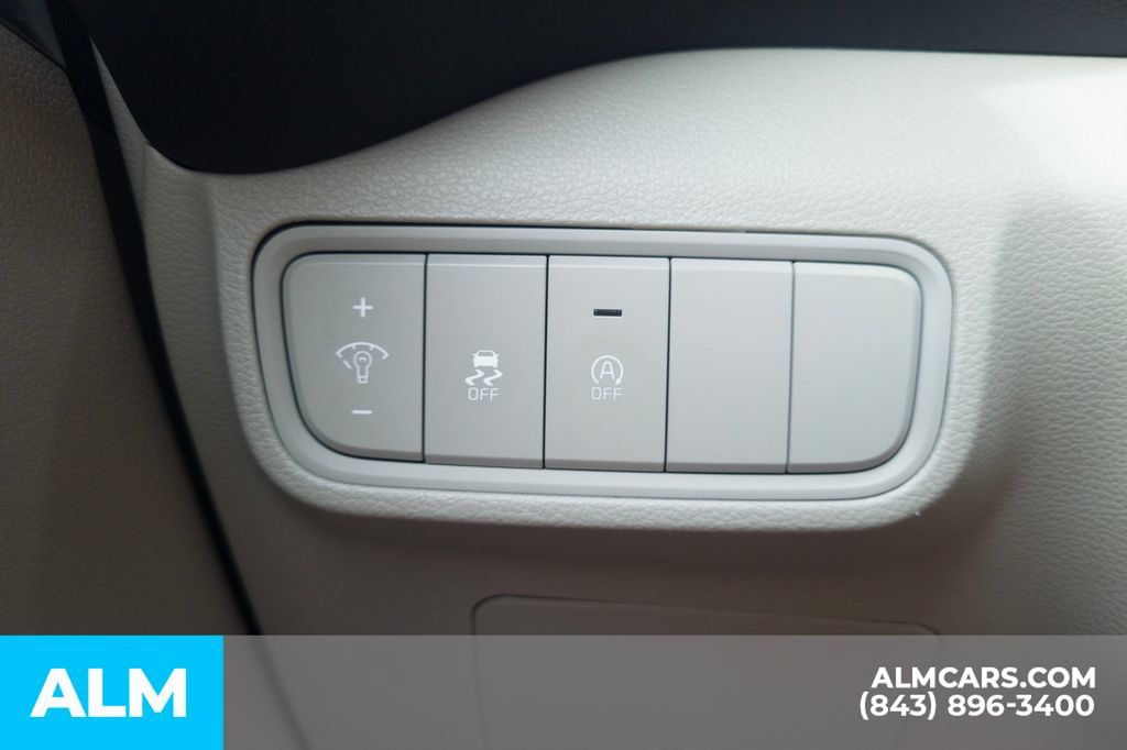 Used 2025 Kia Soul LX w/ LX Technology Package FWD image 32