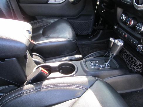 Used 2016 Jeep Wrangler Unlimited Rubicon w/ Connectivity Group image 49