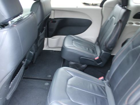 Used 2017 Chrysler Pacifica Touring-L FWD image 17