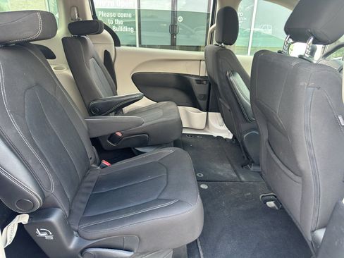 Used 2023 Chrysler Voyager LX FWD image 11