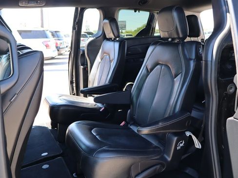 Used 2020 Chrysler Pacifica Touring-L Plus FWD image 12