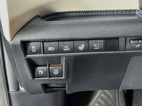 Used 2023 Toyota Sienna Platinum AWD/4WD image 10