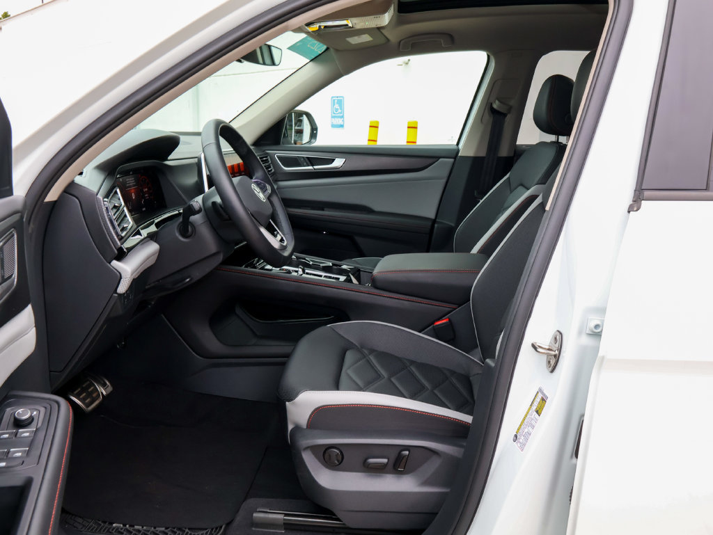 Used 2025 Volkswagen Atlas Peak Edition SE AWD/4WD image 12