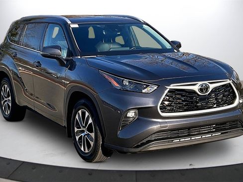 Used 2022 Toyota Highlander XLE image 2