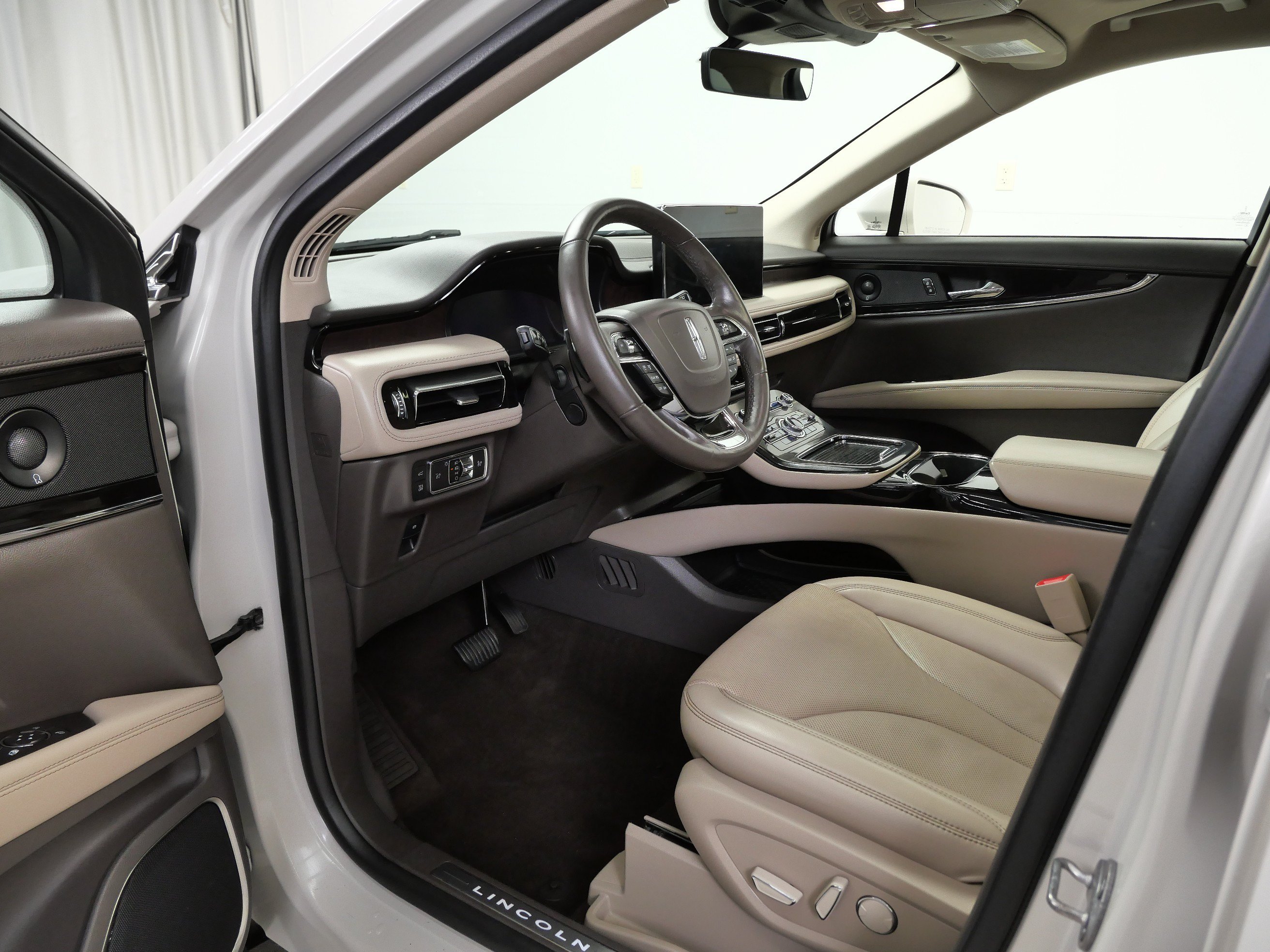 Used 2022 Lincoln Nautilus Reserve w/ Luxury Package AWD/4WD image 13
