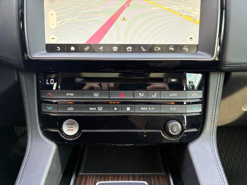 Used 2019 Jaguar F-PACE Prestige AWD/4WD image 18
