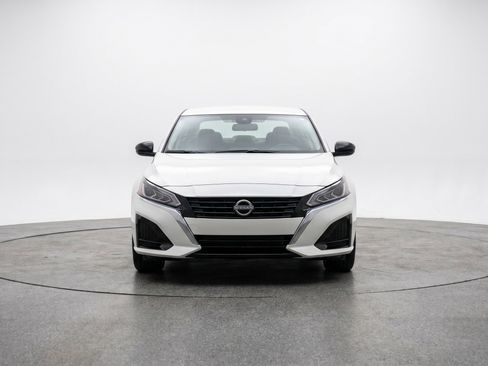 Used 2025 Nissan Altima 2.5 SV FWD image 2