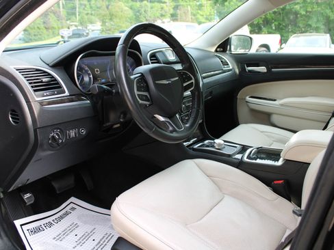 Used 2018 Chrysler 300 Limited image 20