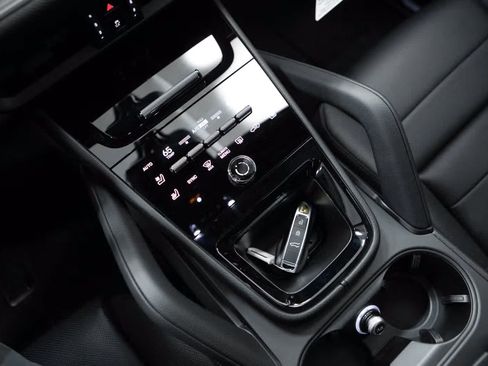 Certified 2026 Porsche Cayenne AWD/4WD image 28