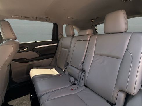 Used 2017 Toyota Highlander XLE AWD/4WD image 24