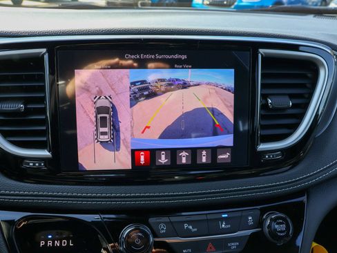 New 2026 Chrysler Pacifica Select AWD/4WD image 18
