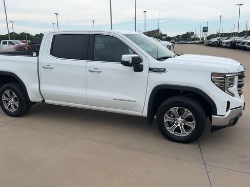 Used 2024 GMC Sierra 1500 SLT AWD/4WD image 2