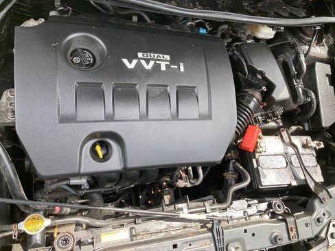 Used 2010 Pontiac Vibe w/ Preferred Package FWD image 3