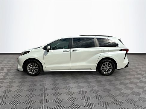 Used 2022 Toyota Sienna XLE image 9