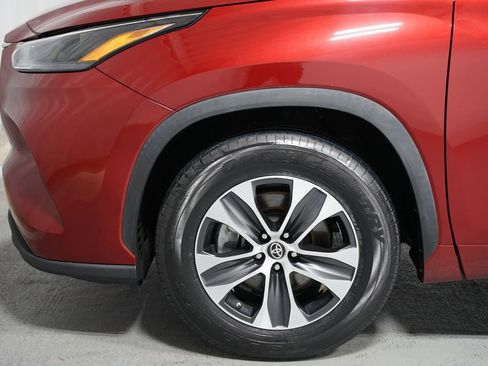 Certified 2023 Toyota Highlander XLE image 5