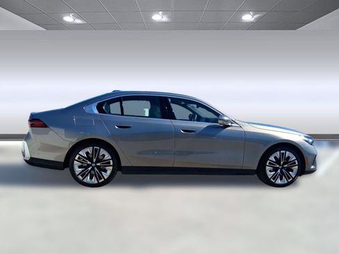 Used 2026 BMW 530i w/ Premium Package RWD image 7
