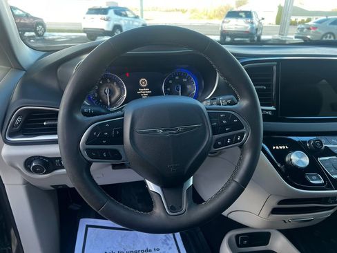 Used 2023 Chrysler Pacifica Touring-L FWD image 23