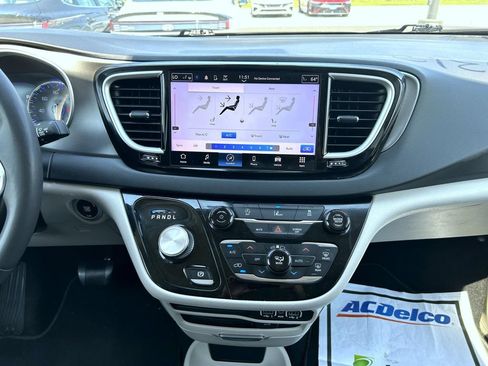 Used 2022 Chrysler Pacifica Touring-L FWD image 14