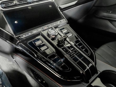 Used 2025 Aston Martin V8 Vantage Coupe image 31