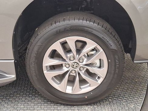 Used 2026 Toyota Sienna XLE FWD image 22