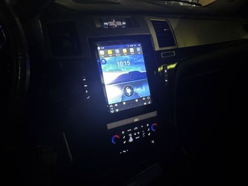 Used 2010 Cadillac Escalade Premium image 5