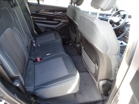 Used 2023 Jeep Grand Cherokee Laredo image 36