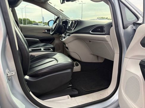 Used 2023 Chrysler Pacifica Touring-L FWD image 9