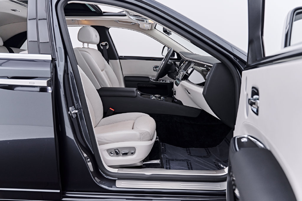 Used 2016 Rolls-Royce Ghost RWD image 29