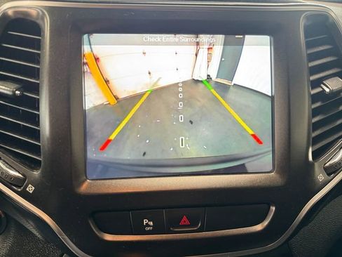 Used 2019 Jeep Cherokee Trailhawk AWD/4WD image 15