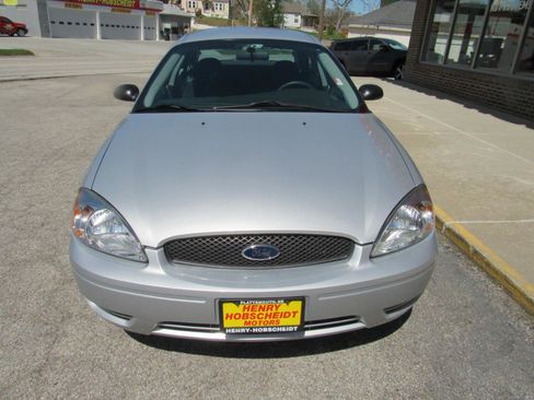 Used 2004 Ford Taurus SE image 2