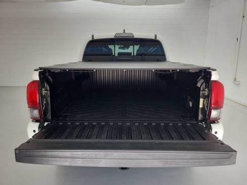 Used 2018 Toyota Tacoma TRD Sport w/ Technology Package RWD image 8