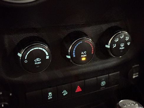 Used 2018 Jeep Wrangler Unlimited Sahara AWD/4WD image 16