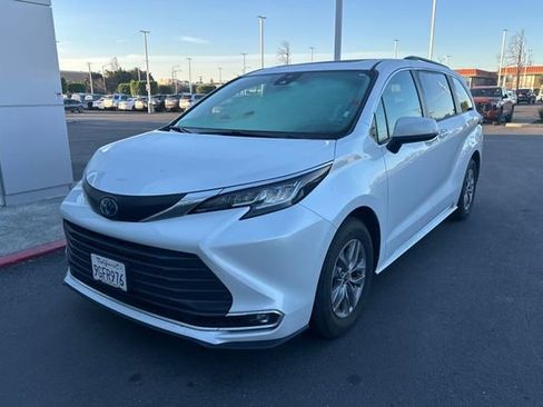 Certified 2023 Toyota Sienna XLE image 2
