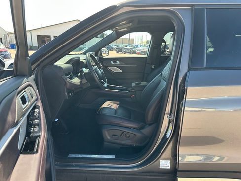 Used 2025 Ford Explorer Platinum w/ LUX Leather Package image 10